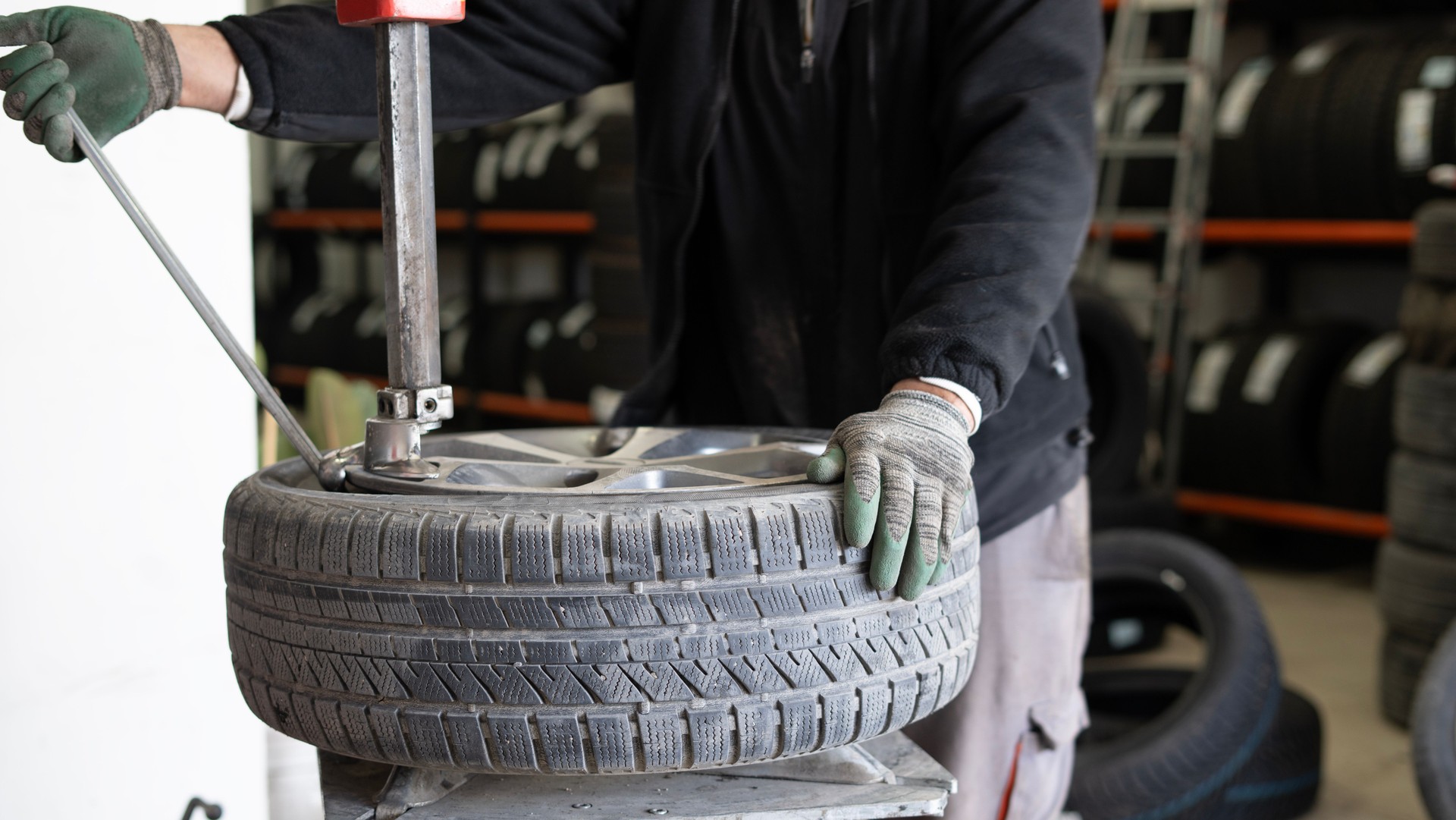 Close-up Tire man changing tires in workshop